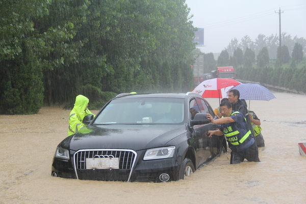 蕪合高速：暴雨中的“推車哥”_調整大小.jpg