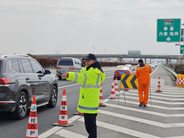 2月16日，淮南處壽縣分中心法務理賠員吳湖為積極應對返程流量高峰，在毛集樞紐處疏導車輛.jpg