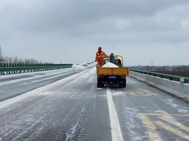 2月21日，蚌埠處除雪作業人員對轄段橋梁人工撒布融雪劑.jpg