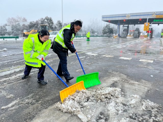 2月21日，淮南處楊廟站員工在道口除雪鏟冰保通保暢.JPG