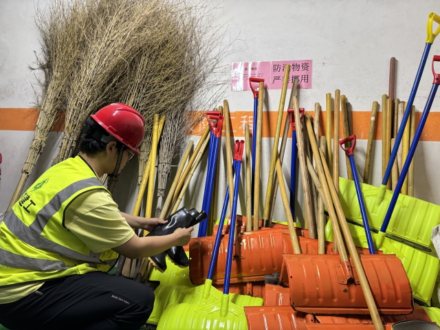 3樂業公寓改擴建項目安全員對防汛物資進行檢查盤點。.jpg