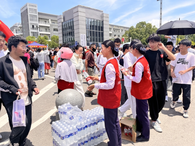 6月7日，德上高速淮南處壽縣站暢淮青年服務志愿者吳瑞瑞、莊曉曉為考生提供飲水...JPG