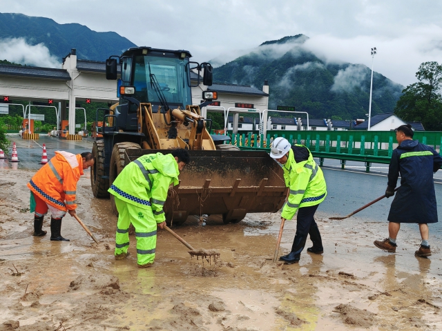 黃山中心祁門分中心工作人員清邊坡水毀塌方.jpg