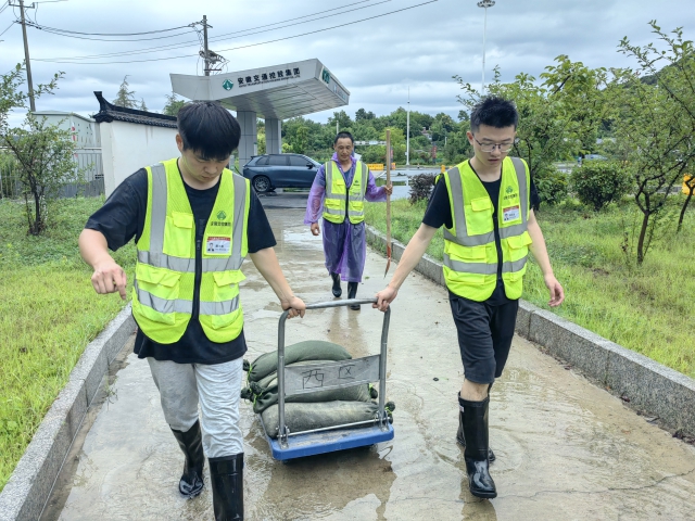 2024年6月21日 南陵家發服務區拉運防汛沙袋.jpg