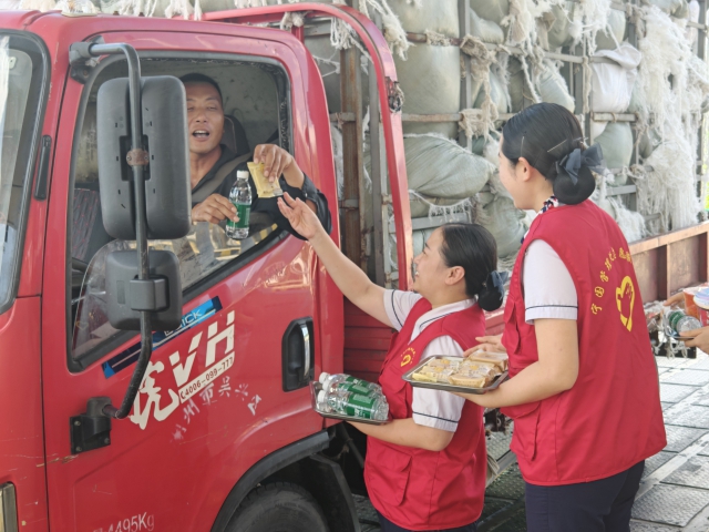 9月15日，寧國處楊灘站工作人員為旅途中的司乘送去中秋祝福.jpg